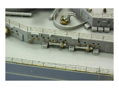 Bismarck part 3 - chain bar railings 1/200 - Trumpeter - image 5
