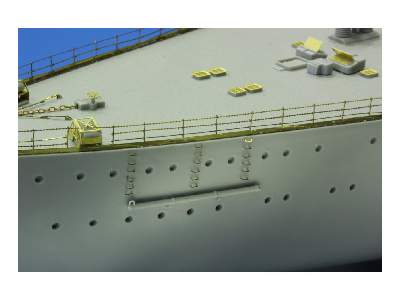 Bismarck part 3 - chain bar railings 1/200 - Trumpeter - image 8