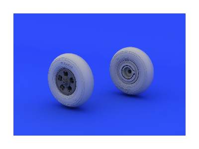 Spitfire wheels - 5 spoke,  smooth tire 1/48 - Eduard - image 3