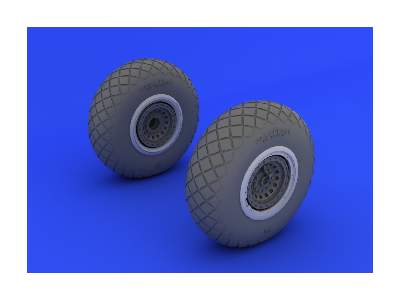 B-17 wheels 1/32 - Hk Models - image 3