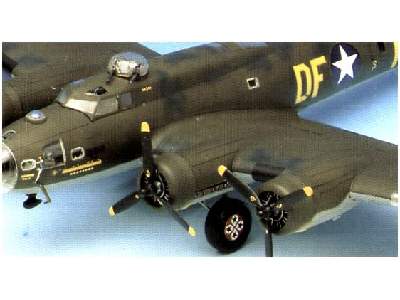 B-17F "Memphis Belle" Flying Fortress - image 2