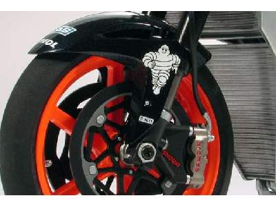 Repsol Honda RC211V'06 - image 3