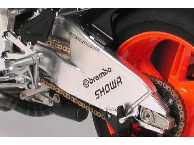 Repsol Honda RC211V'06 - image 6