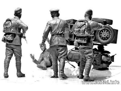 Accident. Soviet & German military men, summer 1941 - image 5