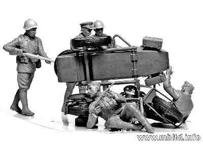 Accident. Soviet & German military men, summer 1941 - image 6