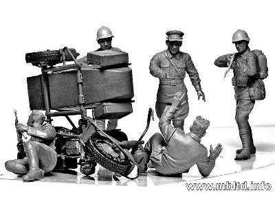 Accident. Soviet & German military men, summer 1941 - image 11