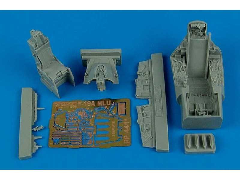 F-16A MLU Falcon cockpit set - Hasegawa - image 1