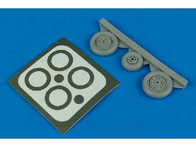 MiG-17 Fresco wheels & paint masks - Hobby boss - image 1