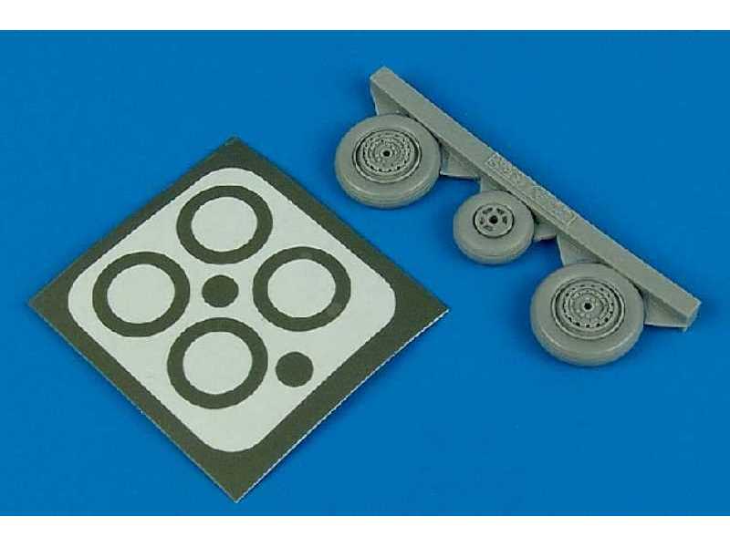 MiG-17 Fresco wheels & paint masks - Hobby boss - image 1