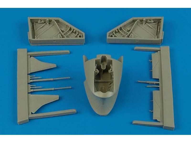 MiG-17F fresco C wheel bay - Hobby boss - image 1