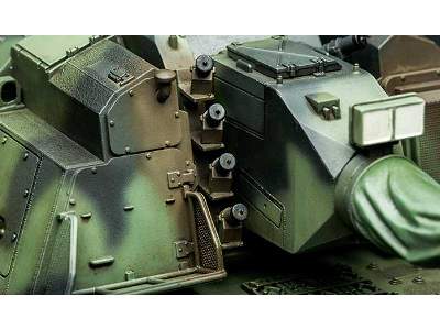 German Panzerhaubitze 2000 Self-Propelled Howitzer - image 8