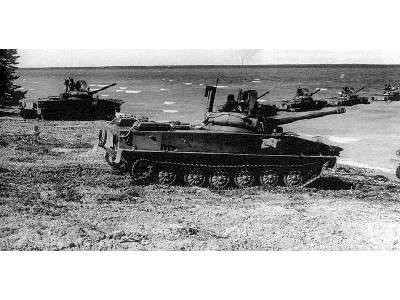 PT-76B Russian amphibious light tank - image 3