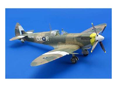 Spitfire Mk. VIII 1/48 - image 16