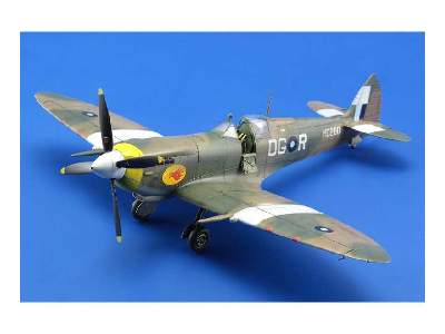 Spitfire Mk. VIII 1/48 - image 18