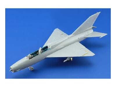 MiG-21UM exterior 1/48 - Trumpeter - image 2