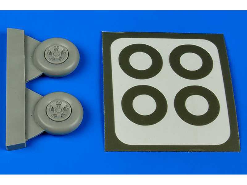 Spitfire Mk.V five spokes wheels & paint masks - image 1 Spitfire Mk.V five spokes wheels & paint masks - image 1
