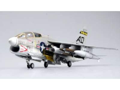 TA-7C CORSAIR II - image 3