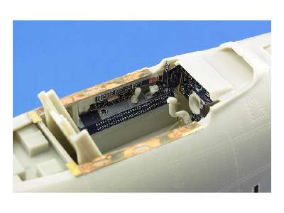 F-86D interior S. A. 1/32 - Kitty Hawk - image 3