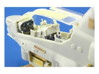 AH-1Z interior S. A. 1/48 - Kitty Hawk - image 4